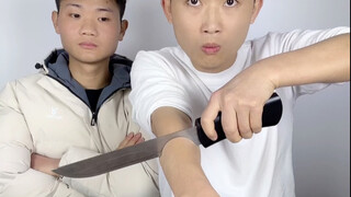 He showed off his skills in front of his younger brother, and his brother was dumbfounded.