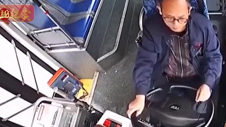 “ชายขี้หงุดหงิด” เมืองฉางซาทุบตีคนขับรถเมล์ ต่อย 18 ครั้ง เตะ 4 ครั้งใน 15 วินาที จบได้สะใจมาก