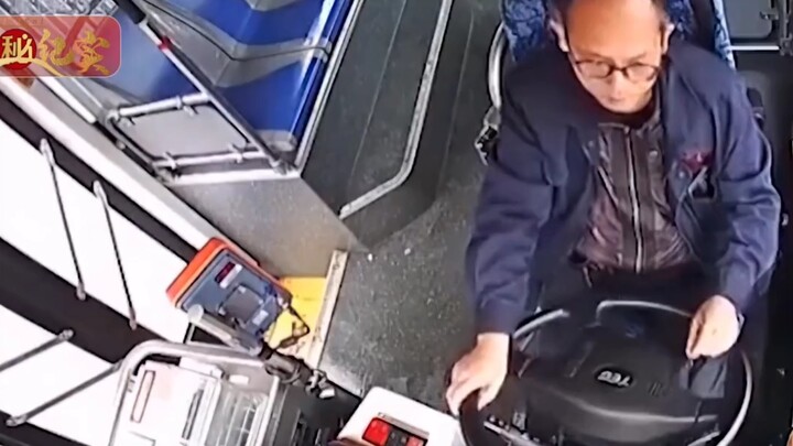 Changsha's "irritable man" beat up a bus driver, punching him 18 times and kicking him 4 times in 15