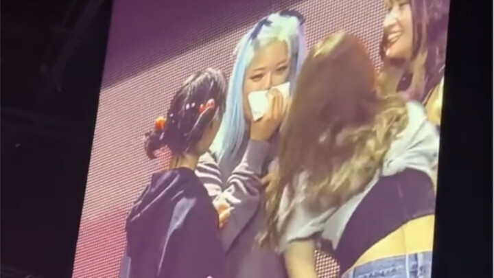 Yoo Jeongyeon, stop crying!!