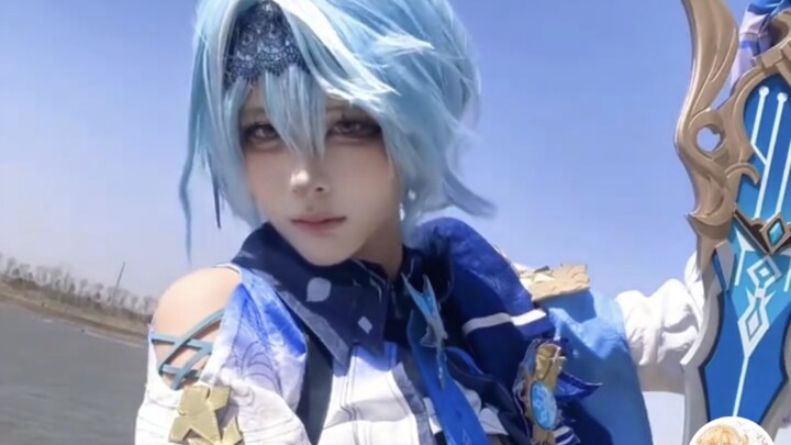 Mahasiswa pria mencoba cosplay Eula untuk pertama kalinya sambil menari, hasilnya cukup memilukan
