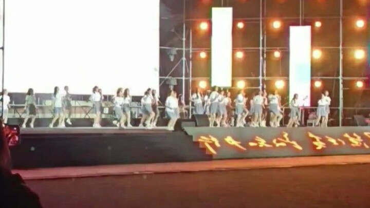 Acara malam penyambutan mahasiswa baru Universitas Sains dan Teknologi Kunming, para mahasiswi menar