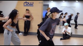 【文星伊】新歌练习室里的小帅哥这段舞也太酷了吧！配上低音炮又奶又帅！