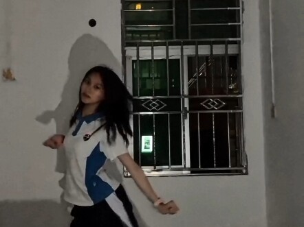 Ketika orang yang hanya memiliki keterampilan tari Cina dasar menari seperti JENNIE