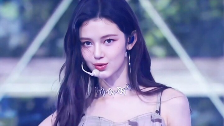 I'm mesmerized by Daniel! [NewJeans] 231021 NHK ETA Special Stage!