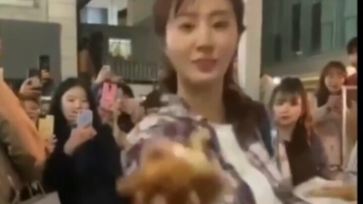 Sone: “Sis, I’m hungry.” Yuri: “Here you go!”