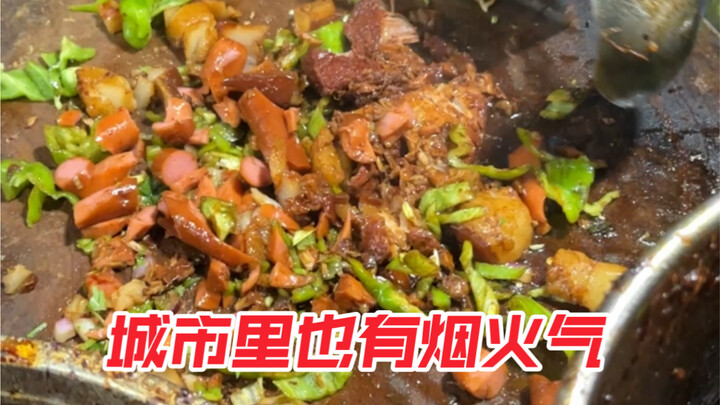 Mua một vòng mà vẫn còn thừa đến năm mươi tệ—không khí đời thường nồng nàn quá đỗi—quá hời luôn! Chủ