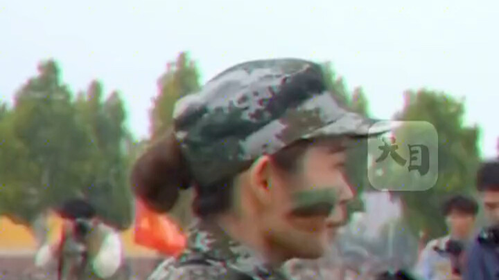 ครูฝึกจากหลินอี มณฑลซานตง สาธิตให้เด็กๆ เห็นว่าต้องทำอย่างไรเมื่อถูกคนร้ายจับเป็นตัวประกัน นักเรียนท