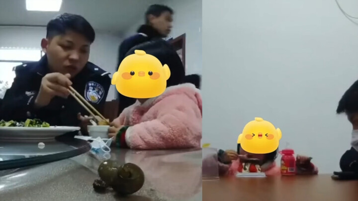 طفل لطيف تائه في مركز الشرطة يأكل بجدّ ولا يعرف أي شيء عند السؤال، ويواصل هزّ رأسه قائلًا: “يا له من