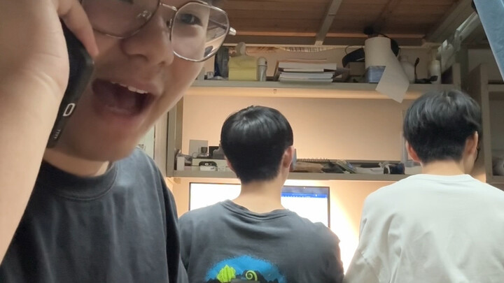 Berpura-pura jadi anak orang kaya papan atas di depan teman sekamar