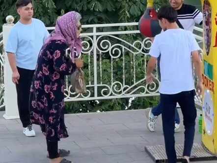 Ini adalah tantangan jalanan seberat 25 kg yang sedang viral di media sosial internasional