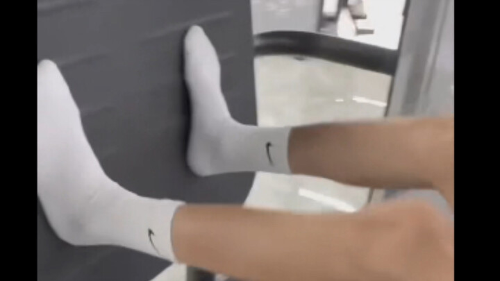 เพิ่งเล่นบอลเสร็จก็ถูกเรียกมาที่หน้าลิฟต์ ฉันไม่อยากซ้อมกลางคืนอีกแล้ว เหนื่อยเกินไป