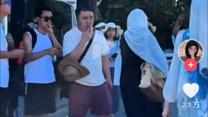 ใส่ชุดมุสลิมเดินบนท้องถนน แล้วดูปฏิกิริยาของชาวจีนล่ะ?