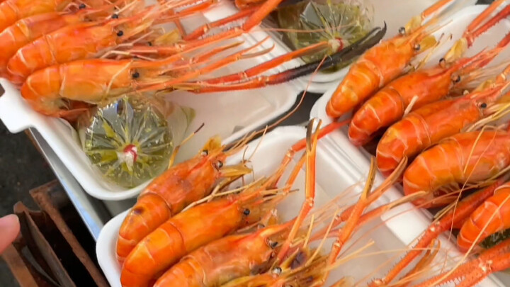 อาเล่อหม่า: กินกุ้งย่างริมถนนที่ไทย ข้างตลาดสดอบอวลไปด้วยบรรยากาศชีวิตชาวบ้าน