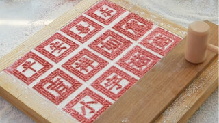 Making traditional rice cakes by yourself and pairing them with homemade tea is such a pleasant expe