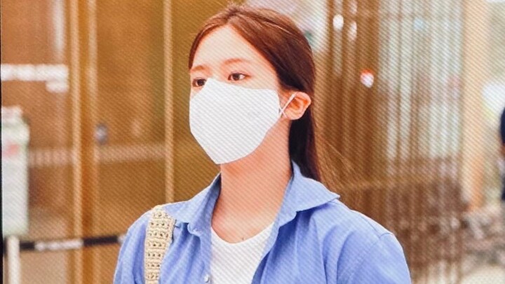 【Ahn Yujin】Tampak agak tidak senang saat diminta melepas masker di bandara & dipuji-puji oleh report