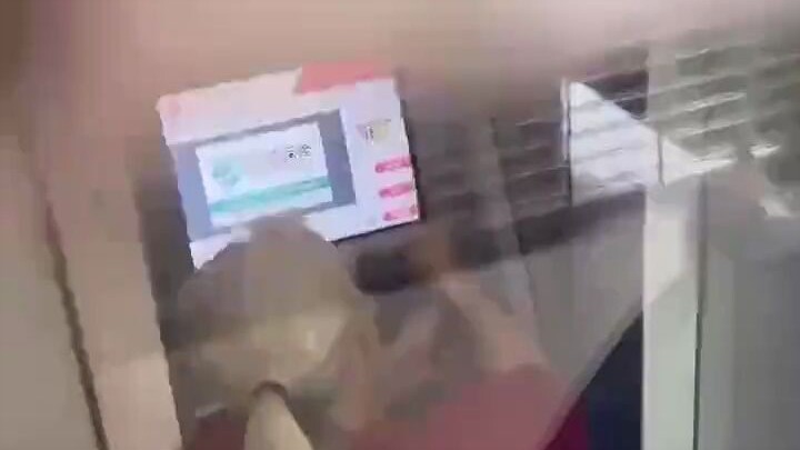 Lúc đầu tôi cứ tưởng là cô lao công đang vệ sinh máy ATM, cho đến khi tôi nhìn thấy cây dùi cui rút 