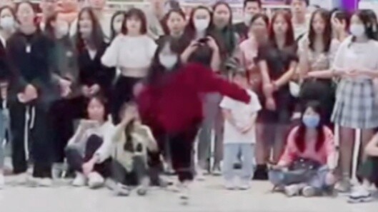 Ketika seekor anak burung mendengar lagu GOT7 selama adegan dansa acak! Dia tertawa seperti orang gi