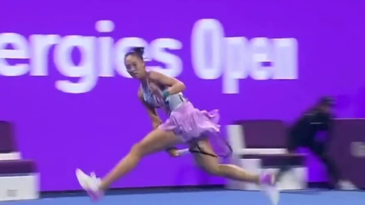 Zheng Qinwen’s between-the-legs shot stuns the crowd!