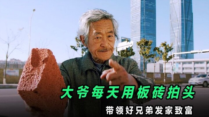 Setiap hari, Pak Tua memukul kepalanya dengan bata untuk membimbing saudara-saudara se-doaannya mera