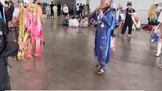 แซกโซโฟนสีทองกับไวโอลินสีน้ำตาล