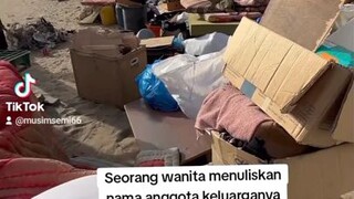 Menuliskan nama keluarga yang menjadi korban agresi