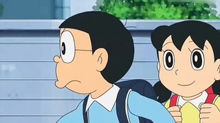 After Nobita ate the insect pill, he lifted Fat Tiger up with one hand.