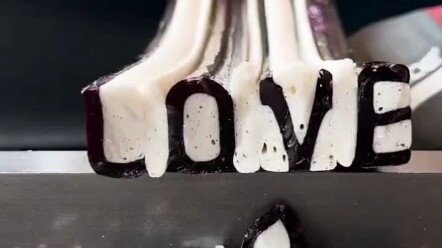 Tình yêu dành cho em nồng cháy dữ dội như cắt kẹo.