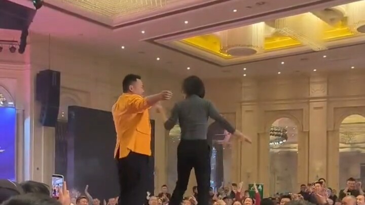 Buổi tiệc tất niên của công ty bạn có sôi động thế này không? Buổi tiệc tất niên của một công ty côn