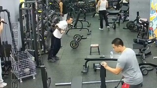 The man supported the fitness equipment on one foot and cleaned up the garbage underneath. Netizens 