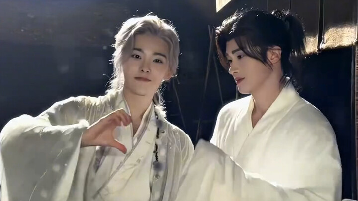 Zhu Yan and Li Lun dance together to perform "First Snow" [Repost] We sailed on the water. Who did w