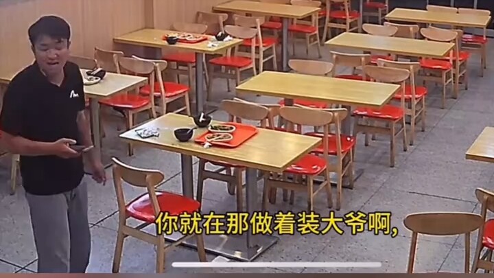 Pekerja musim panas di restoran, demi bisa bermalas-malasan, selama tiga hari berturut-turut menolak
