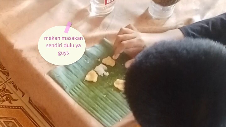 itu kemarin tau aku buat sendiri kerupuk agak enak tau itu yang putih bukan nasi ya