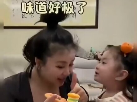 Awalnya si ibu ingin berakting bareng putrinya untuk maksimalin “nilai emosional”, tapi nggak disang