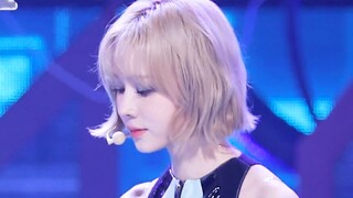 فيديو مباشر عالي الدقة 4K لغناء كيم مين جونغ وينتر لأغنيتها الجديدة Girls!