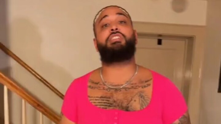 Dad imitates his daughter’s usual behavior, belike!