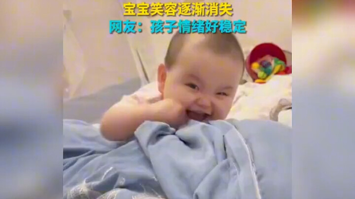Mom lures baby with rice cakes: baby crawls a bit, Mom takes a bite—then baby’s smile slowly fades.