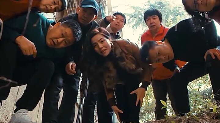 Nữ cảnh sát nghe giọng nhận diện người, khiến tội phạm không còn đường trốn.