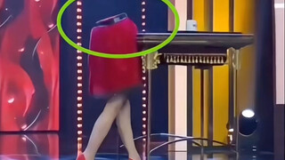 اختفت الجزء العلوي من جسم الفتاة الجميلة، فلماذا لا تزال الجزء السفلي قادرًا على دفع الطاولة؟