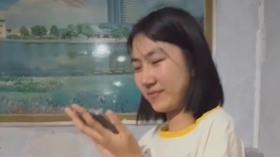 The whole family went home to wait for my sister's college entrance examination results. The moment 