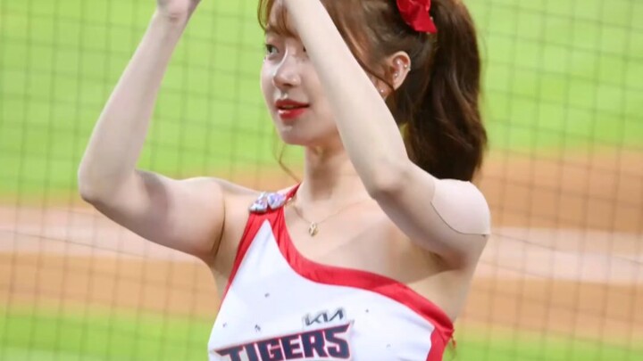 Lee Ju Eun: Does anyone know how this cutie’s name is written in Chinese characters?