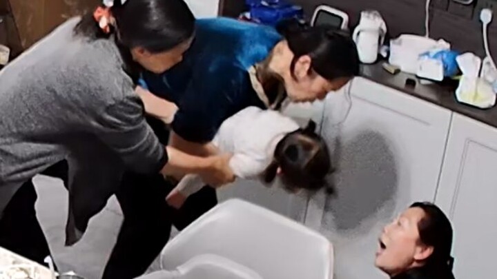 65 วินาที! หลานสาวสำลัก คุณย่าใช้วิธีไฮม์ลิชปฐมพยาบาล
