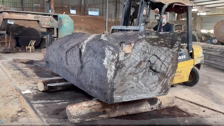 [Life] Handcraft: A Desk Made out of a Huge Log