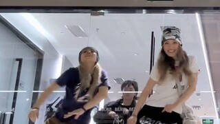 We are the only two who danced like handsome guys to Newjeans' "OMG".