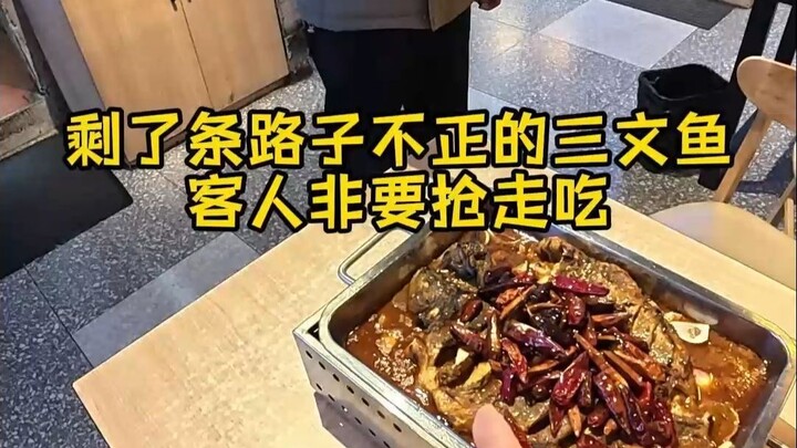 Tiệm vô tình nhập phải một con cá hồi không đảm bảo chất lượng, đành tự mình ăn luôn.