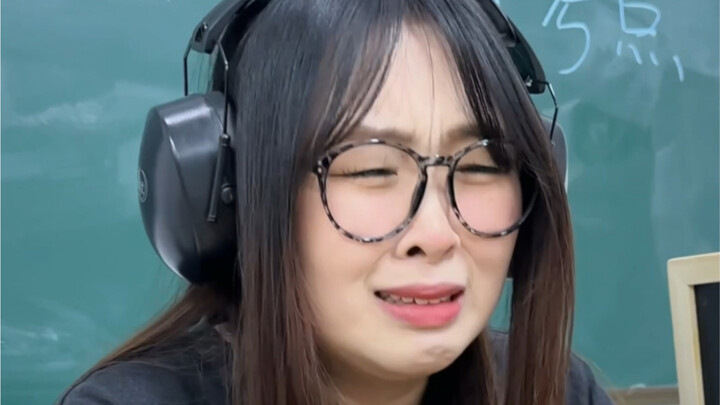 Ada yang membaca lelucon, ada yang bercermin