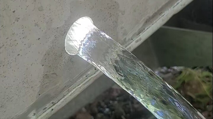 Why does flowing water sometimes appear to be completely still?