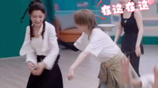 她在笑 她在闹