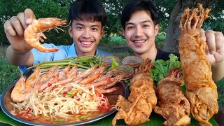 หมึกไข่ทอดตัวใหญ่ๆ กับส้มตำไทยรสแซ่บ พร้อมกุ้งขาวตัวใหญ่เนื้อแน่นๆ.