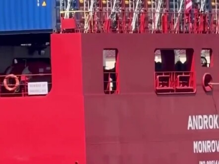 Ini direkam oleh warga net di Yaman; mereka datang ke tepi laut dan melihat sebuah kapal barang Tion